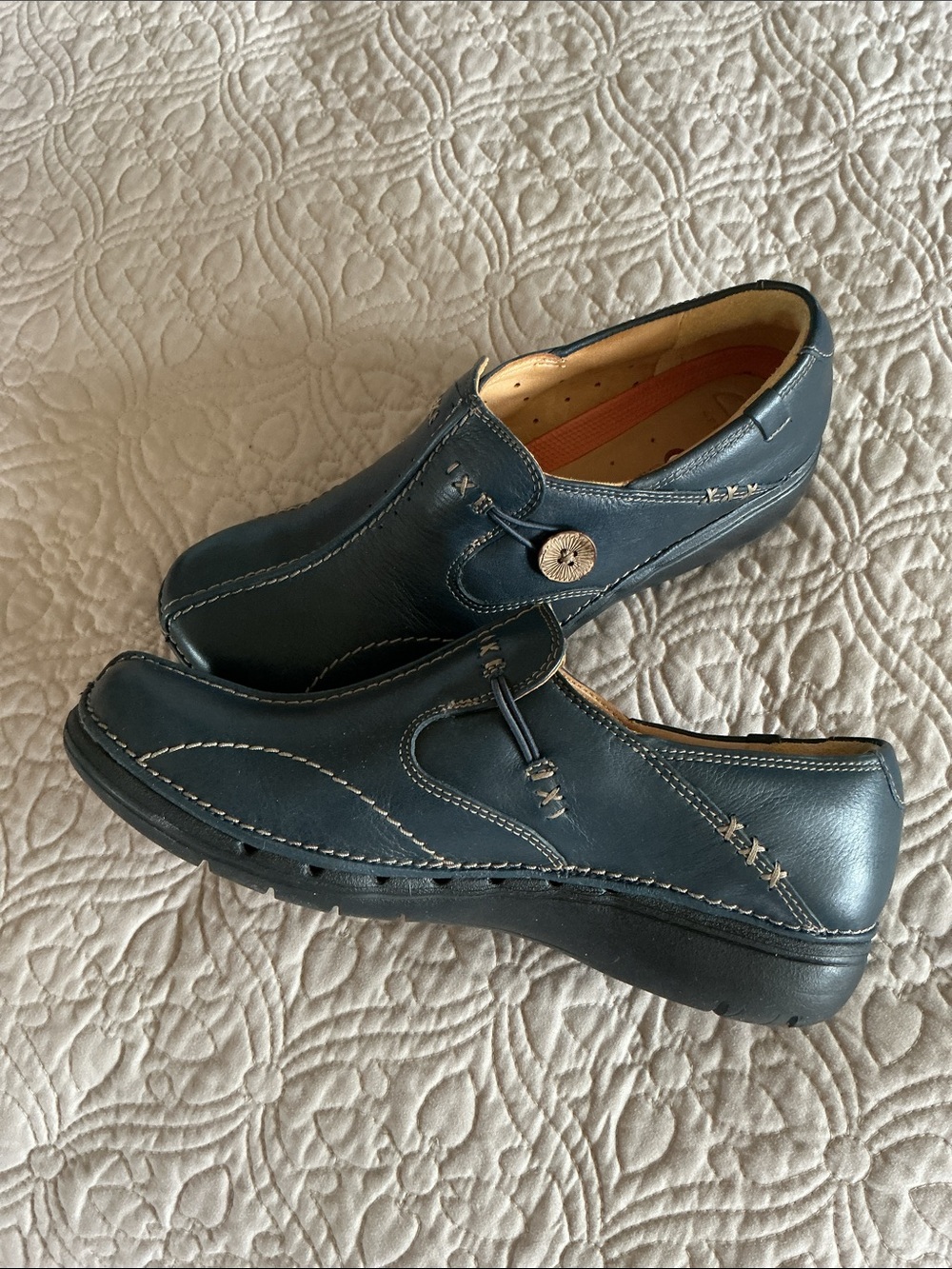 Clark’s Un.Loop Slip-On Loafer navy blue size 7M